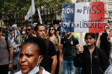 Francja: Tysiące osób na ulicach. Protestowali przeciwko certyfikatom sanitarnym