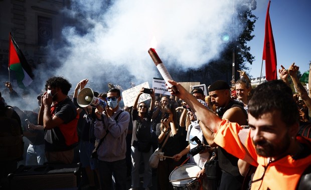 Francja w ogniu protestów. W ruch poszły butelki i gaz łzawiący