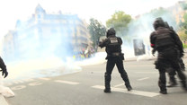 Francja: W Paryżu protestowano przeciwko paszportom covidowym. Doszło do starcia z policją