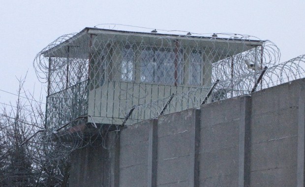 Francja: Więzienia pękają w szwach. Tak źle nie było od czasu II wojny światowej