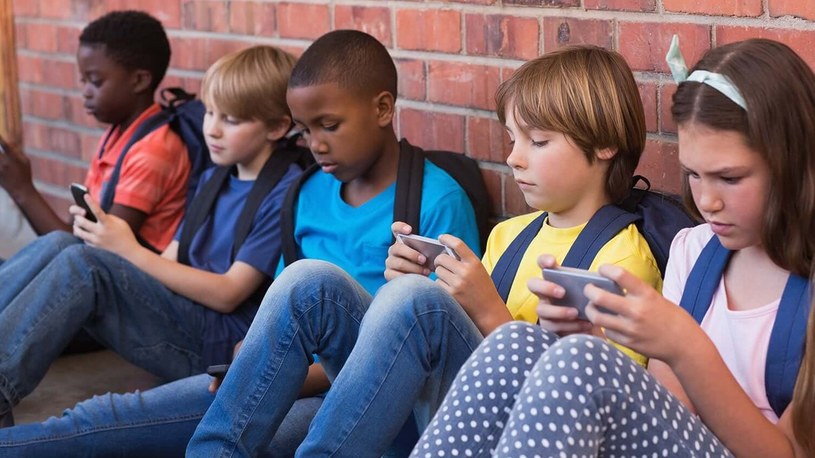 Francja wprowadziła całkowity zakaz korzystania ze smartfonów w szkołach /Geekweek