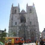 Francja: Wszczęto dochodzenie "w sprawie podpalenia" katedry w Nantes