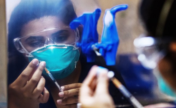 Francja zaostrza przepisy ws. szczepień przeciw koronawirusowi