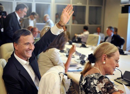Franco Frattini w towarzystwie unijnej komisarz Benity Ferrero-Waldner /AFP