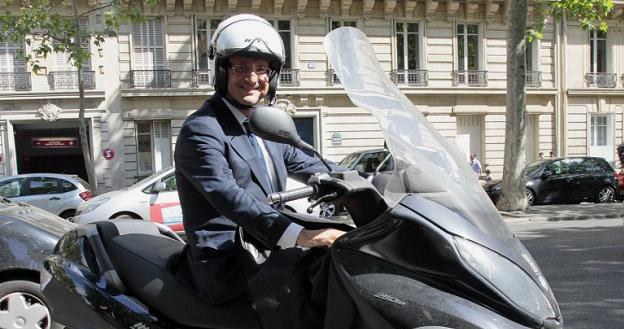 Francois Hollande na skuterze /AFP