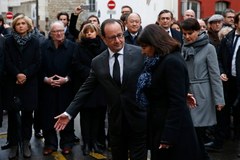 Francois Hollande złożył hołd ofiarom ataku na "Charlie Hebdo"