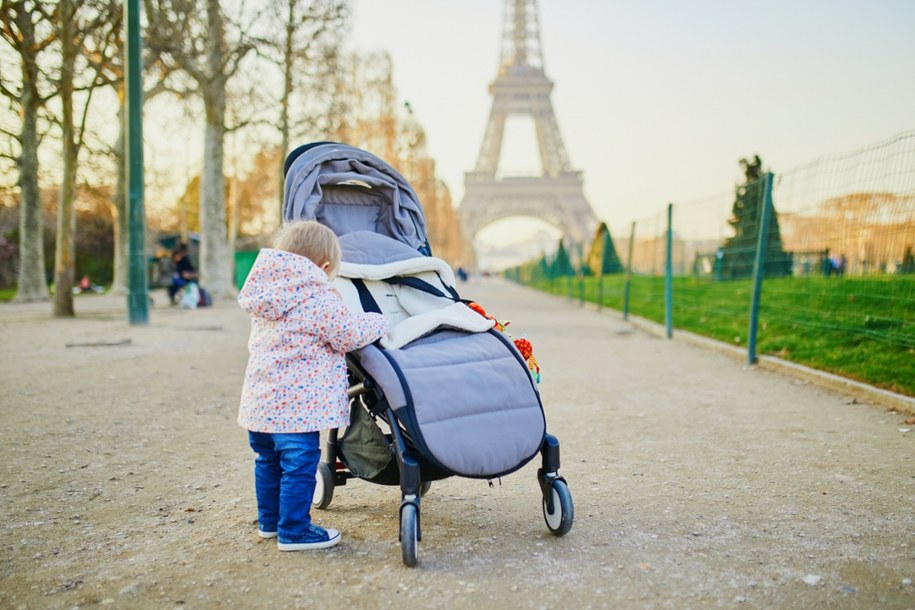 Masz 29 lat? Francuski rząd przypomni ci, że już czas na dziecko