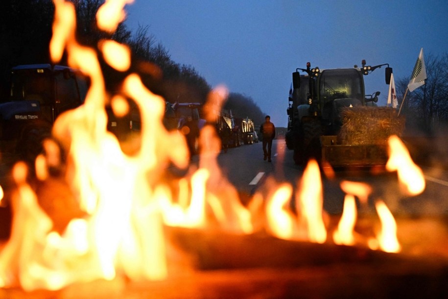 Francuscy farmerzy blokujący trasę A16 /JULIEN DE ROSA /East News