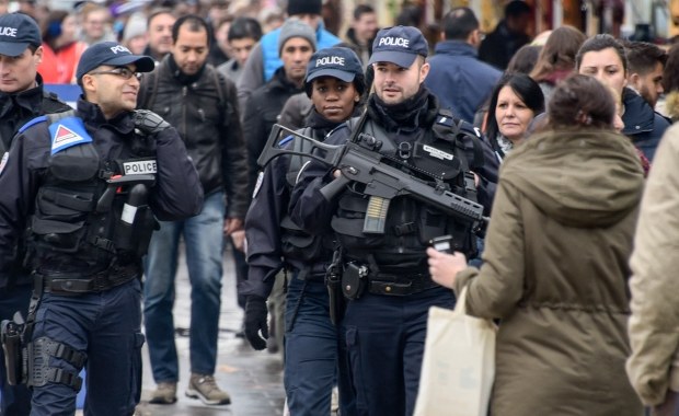 Francuscy policjanci chcą patrolować ulice w kominiarkach