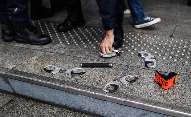 Francuscy policjanci protestują przeciwko oskarżeniom o rasizm. Odmawiają interwencji w imigranckich gettach