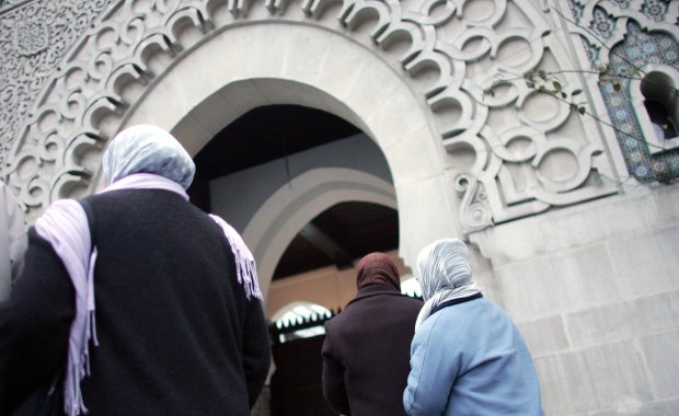 Francuscy policjanci przebierają się za muzułmanów, by tropić handlarzy narkotyków