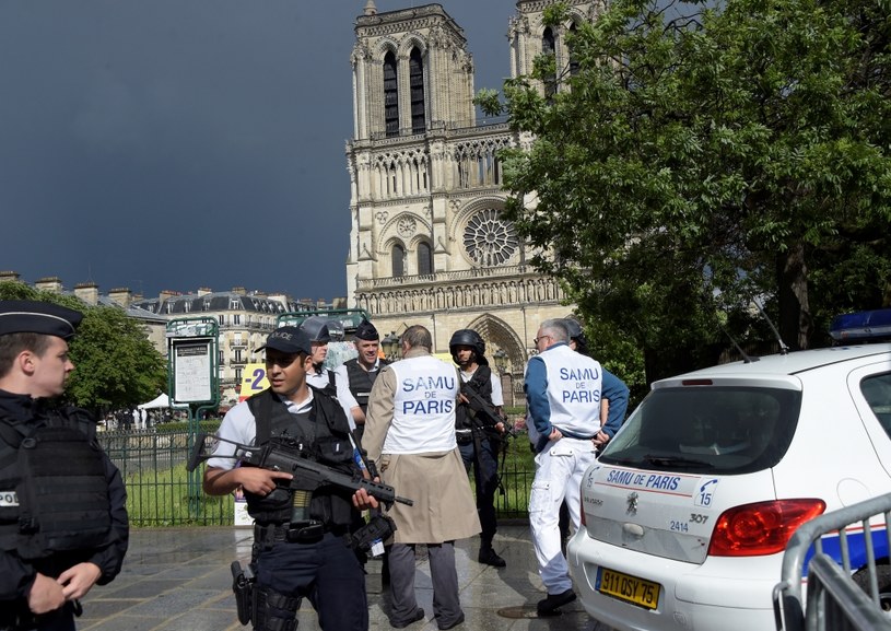Francuscy policjanci w pobliżu katedry Notre-Dame w Paryżu /BERTRAND GUAY / AFP /AFP