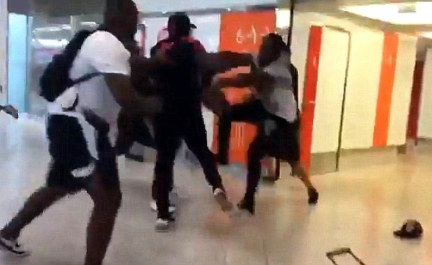 Francuscy raperzy przed sądem za bijatykę i zdewastowanie paryskiego lotniska