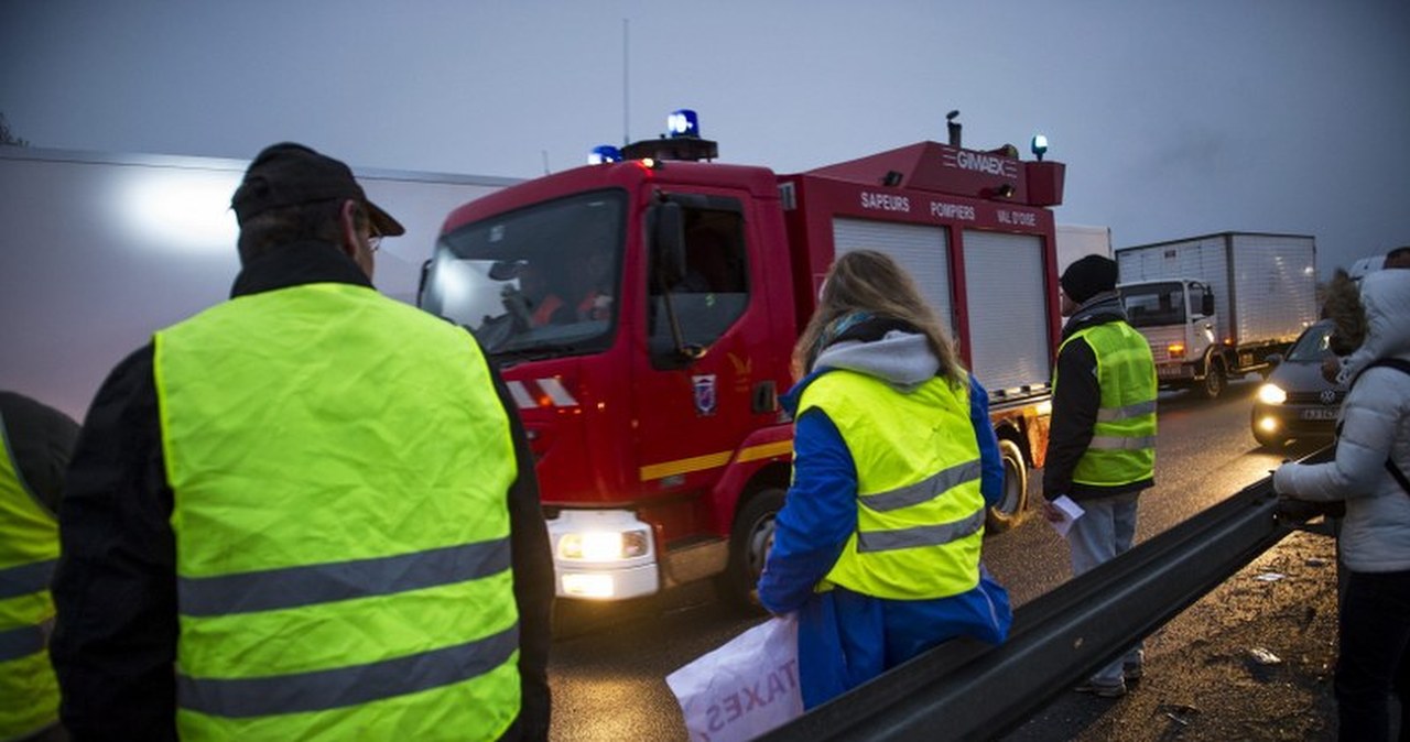 Francuscy rolnicy blokują drogi