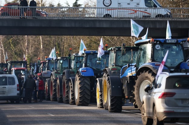 Francuscy rolnicy blokują drogi /MOHAMMED BADRA /PAP