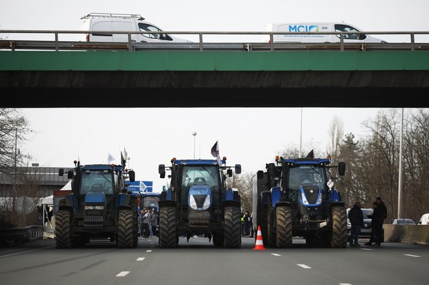 Francuscy rolnicy na autostradzie pod Paryżem /YOAN VALAT  /PAP/EPA