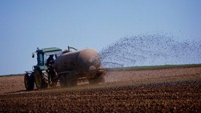 Francuscy rolnicy zasypali obornikiem wejścia do supermarketów i restauracji