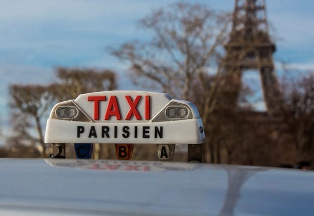 Francuscy taksówkarze kończą strajk /IAN LANGSDON /PAP/EPA