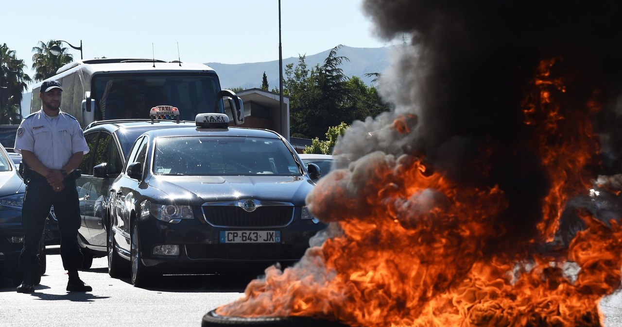 Francuscy taksówkarze palą opony na znak protestu /AFP