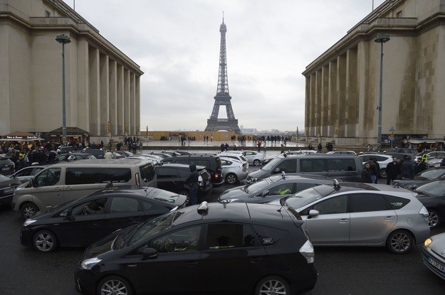 Francuscy taksówkarze wstrzymują blokady, ale pozostają w gotowości /AFP