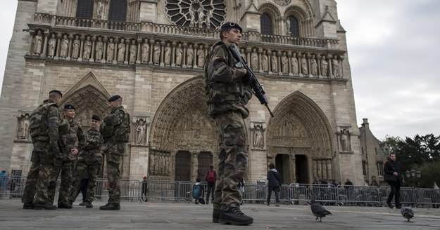 Francuscy żołnierze przed Katedrą Notre-Dame w Paryżu /IAN LANGSDON /PAP/EPA