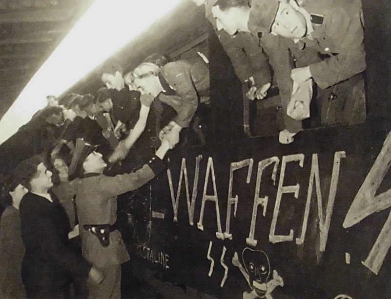 Francuscy żołnierze Waffen-SS wyruszają na front /Bundesarchiv /INTERIA.PL/materiały prasowe