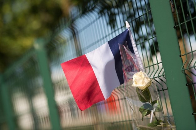 Francuska flaga na ogrodzeniu zakładów, gdzie doszło do zamachu /PAP/EPA/MARIUS BECKER /PAP/EPA