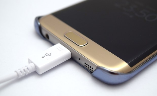 Francuska policja apeluje: Nie ładujcie komórek w łazienkach!