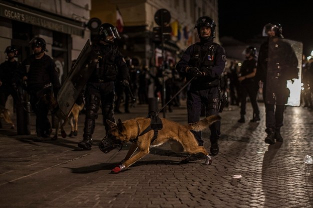 Francuska policja ciągle poszukuje około 150 Rosjan, którzy brali aktywny udział w starciach /Oliver Weiken /PAP/EPA