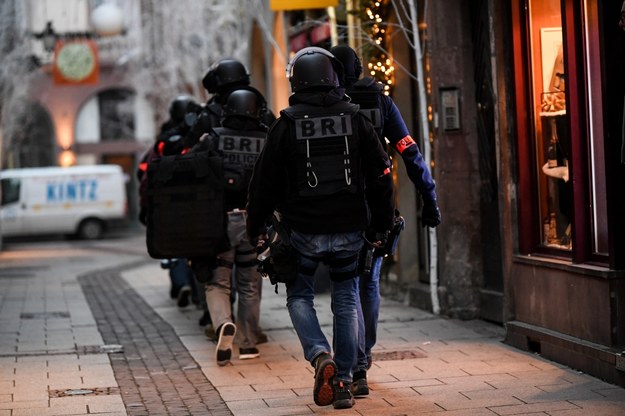 Francuska policja na miejscu strzelaniny w Strasburgu /Patrick Seeger  /PAP/EPA
