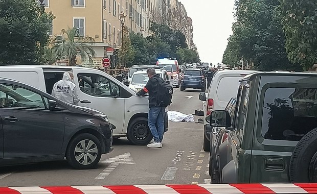 ​Francuska policja zabiła napastnika. Miał dwa kuchenne noże