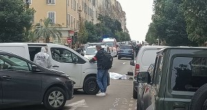​Francuska policja zabiła napastnika. Miał dwa kuchenne noże