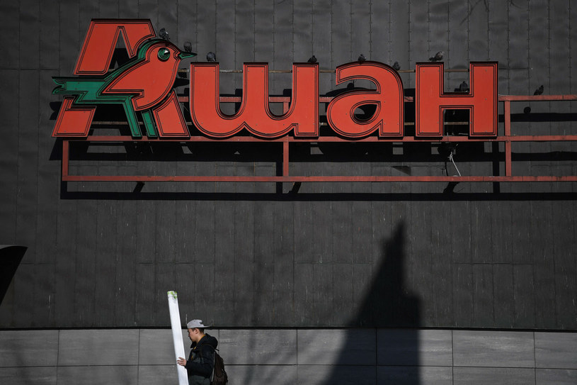 Francuska sieć Auchan wciąż nie zmieniła zdania w sprawie kontynuowania działalności w Rosji /NATALIA KOLESNIKOVA/AFP /East News