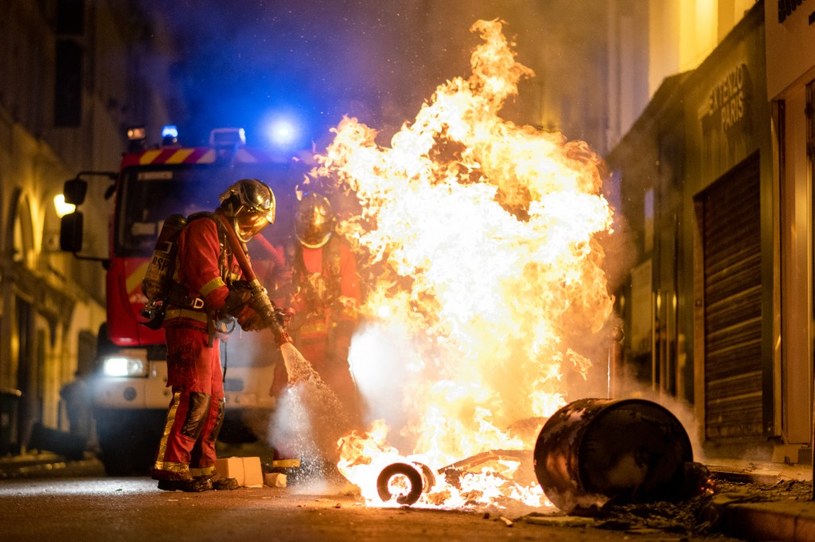 Francuska straż pożarna gasząca uliczne pożary, które wybuchły w czasie protestów /STEPHANE MOUCHMOUCHE/Hans Lucas /AFP