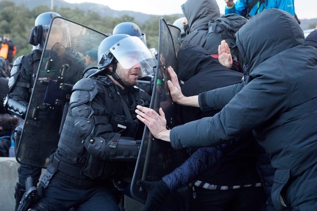 Francuska żandarmeria usuwa blokujących przejście katalońskich separatystów /David Borrat /PAP/EPA