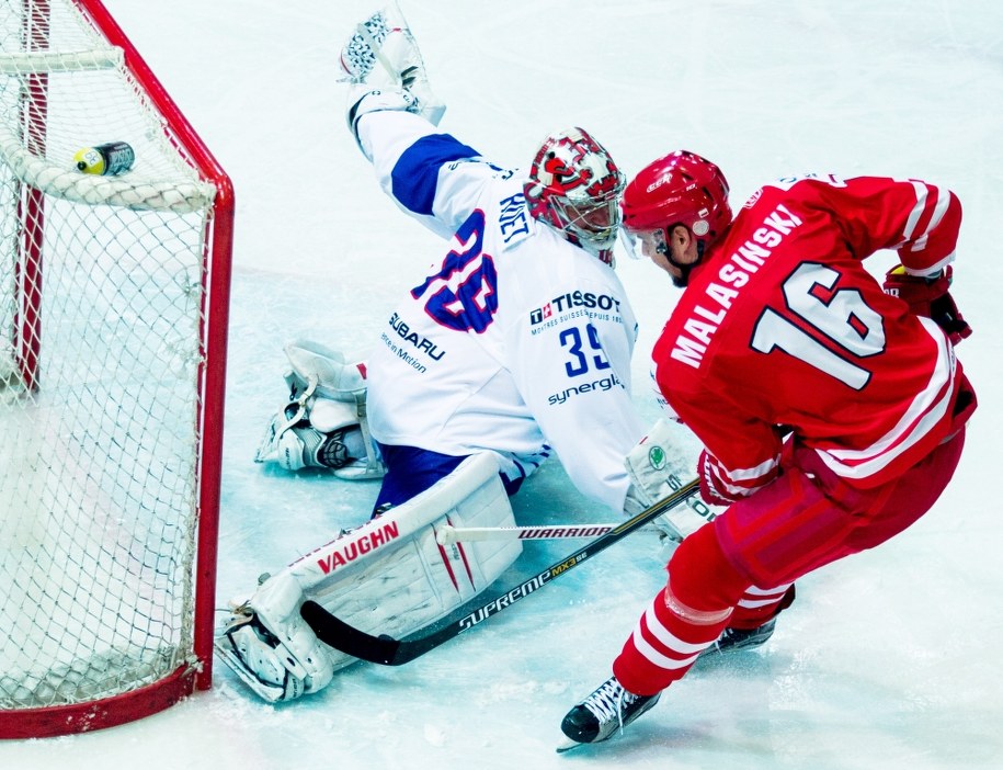 Francuski bramkarz Cristobal Huet i zawodnik reprezentacji Polski Tomasz Malasiński w meczu turnieju Euro Ice Hockey Challenge w Katowicach /Andrzej Grygiel /PAP