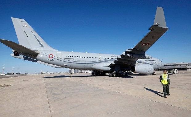 Francuski dziennik o ważnej wizycie w Polsce. Przestaniemy kupować samoloty z USA?