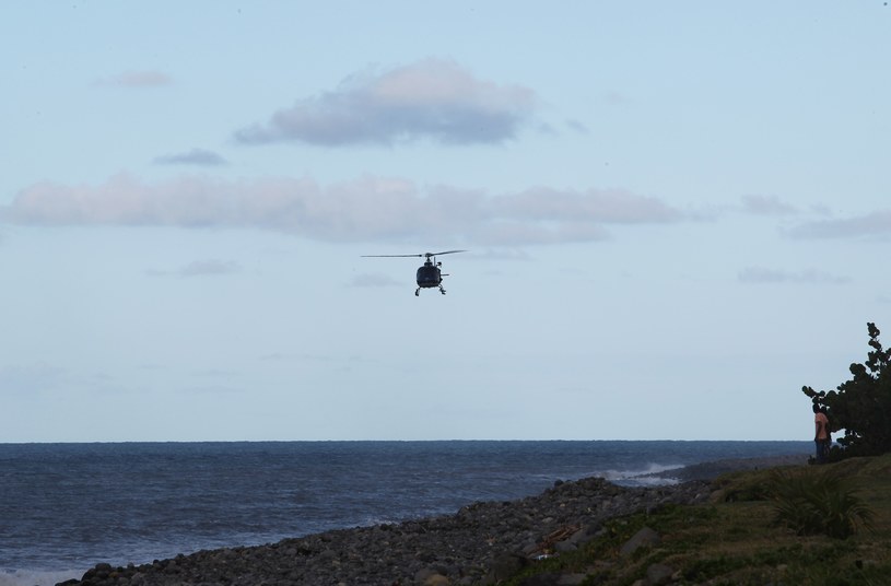 Francuski helikopter przeszkuje okolicę, w której znaleziono fragment samolotu /AFP