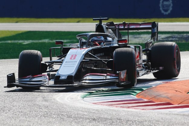 Francuski kierowca Formuły 1 Romain Grosjean z zespołu Haas F1 podczas drugiej sesji treningowej na torze Monza /MATTEO BAZZI    /PAP/EPA