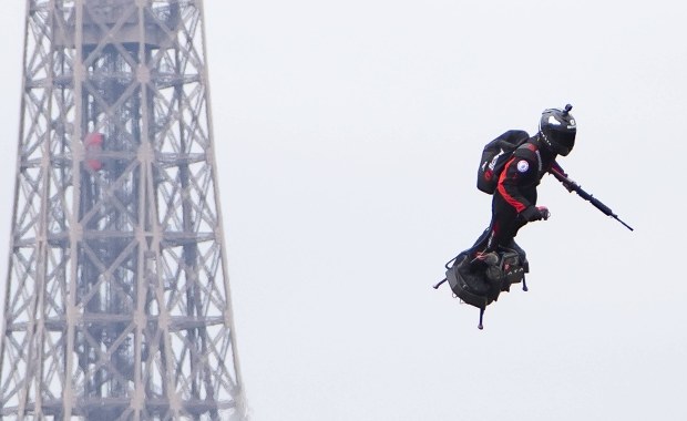 Francuski "latający żołnierz" opracowuje… "fruwający samochód"
