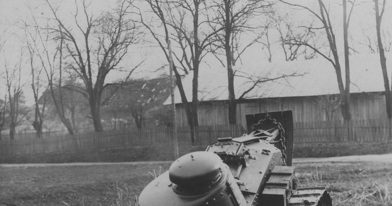 Francuski lekki czołg Renault FT 17 podczas pokonywania przeszkody, zdjęcie z 1927 r. /Z archiwum Narodowego Archiwum Cyfrowego