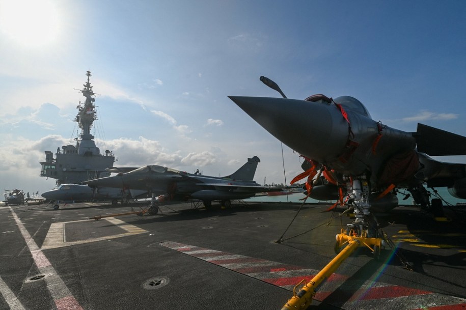 Francuski lotniskowiec Charles de Gaulle skierowany na Morze Śródziemne /ROSLAN RAHMAN/AFP/East News /East News