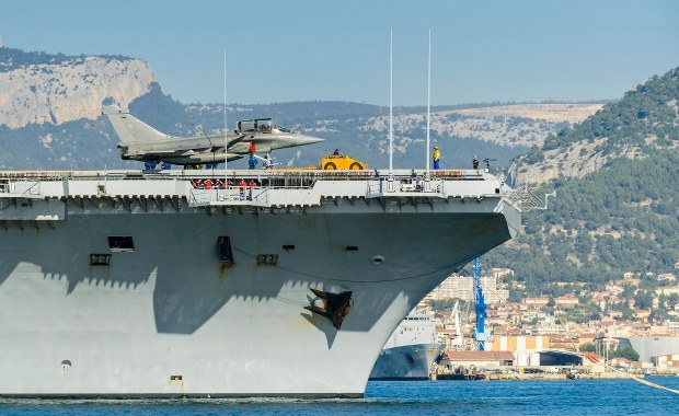 Francuski lotniskowiec już na Morzu Śródziemnym. Dołączy do walki przeciwko Państwu Islamskiemu