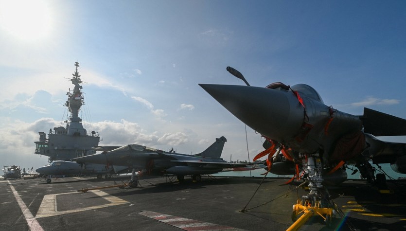 Francuski lotniskowiec przerywa misję na Bałtyku i płynie w stronę Iranu