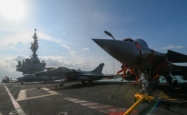 Francuski lotniskowiec przerywa misję na Bałtyku i płynie w stronę Iranu