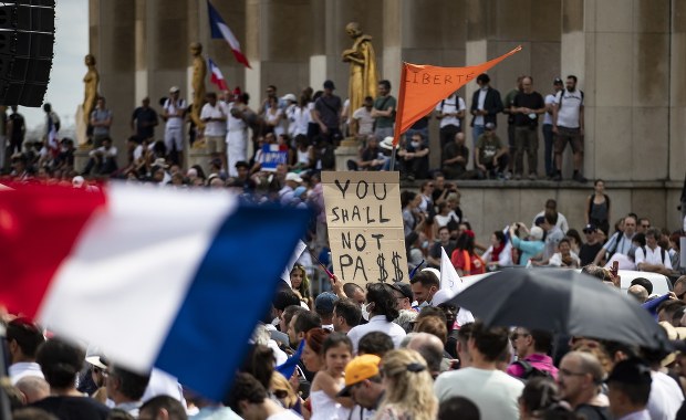 Francuski parlament ostatecznie przyjął ustawę antycovidową. Mimo wielotysięcznych protestów