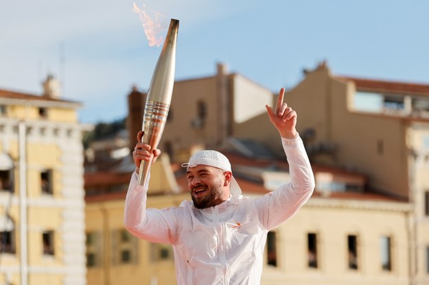 Francuski raper Jul z ogniem olimpijskim. /LUDOVIC MARIN /PAP/EPA