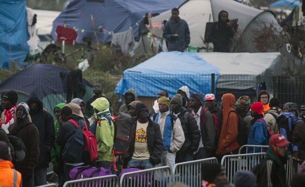 Francuski rząd boi się użyć spychaczy w Calais. Nie chce denerwować imigrantów
