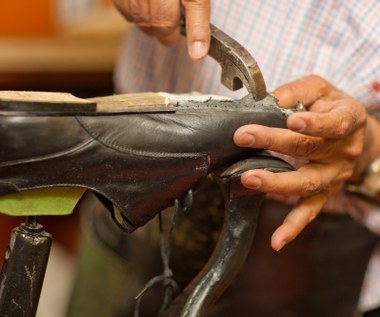 Francuski rząd dopłaci do naprawy butów i odzieży. Mieszkańcy produkują za dużo odpadów