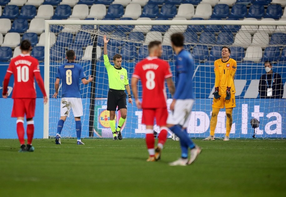 Francuski sędzia Clement Turpin sygnalizuje spalonego / 	Leszek Szymański    /PAP